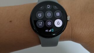 Google のスマートウォッチPixel Watch 4G LTE モデルのeSIM有効化後に文字盤に"4G"と表示された写真
