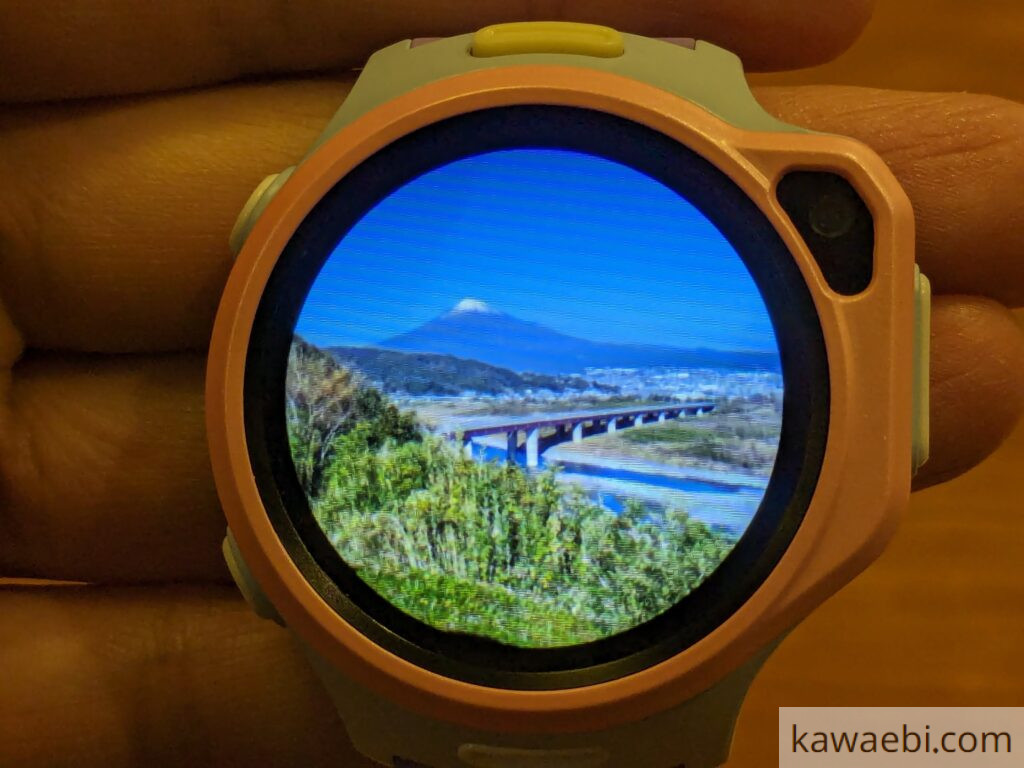 myFirst Fone R2 で撮った富士山の写真をスマートウォッチに表示させた写真。富士川SAにて撮影。