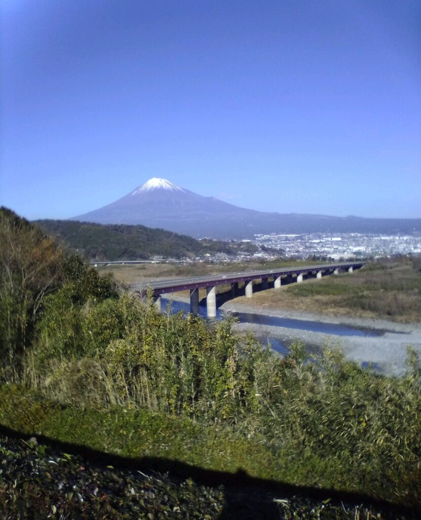 myFirst Fone R2 で撮った富士山の写真をシェアした写真。富士川SAにて撮影。